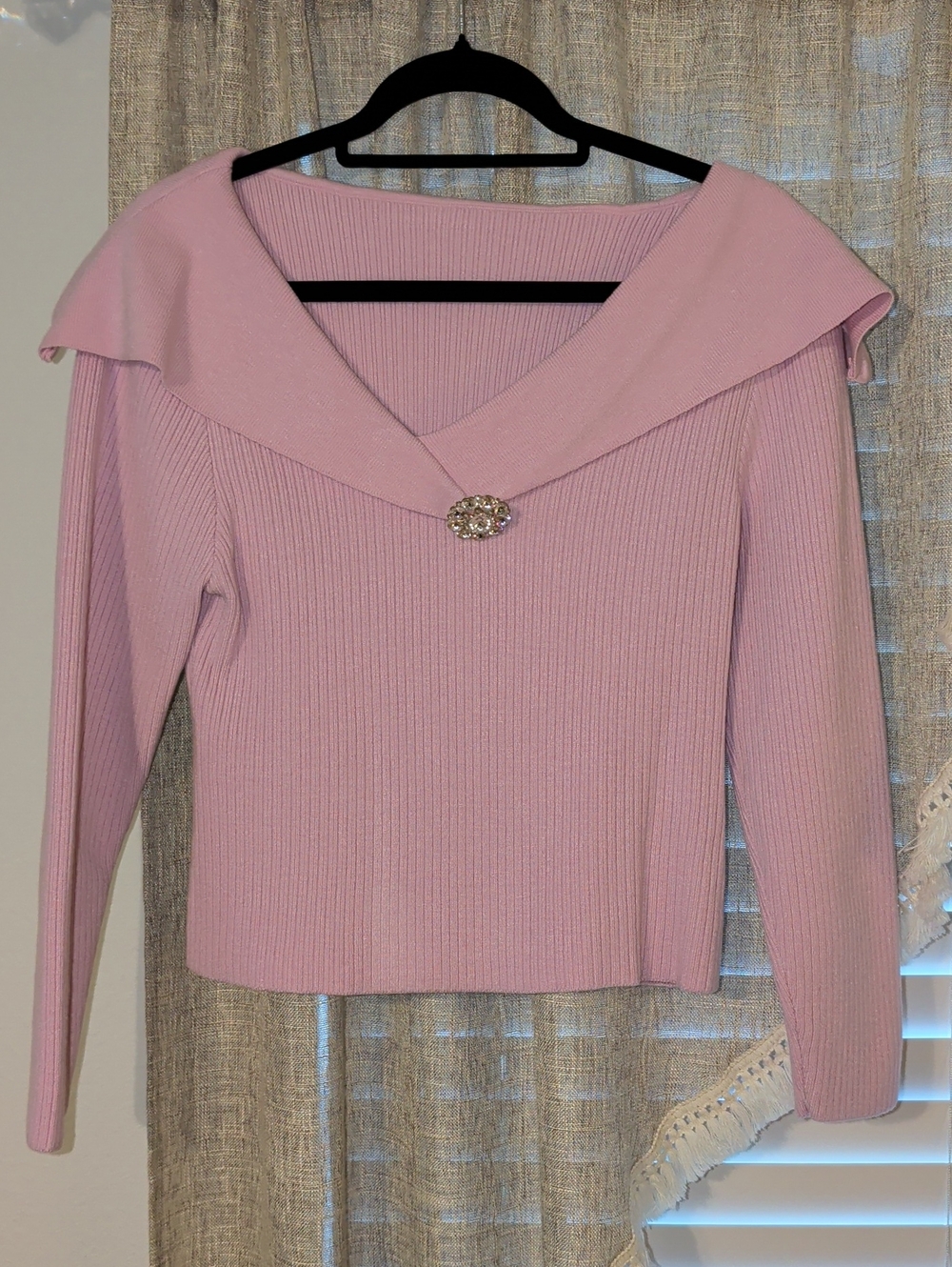Feminine Pink Ribbed V-Neck Sweater with Decorative Brooch
